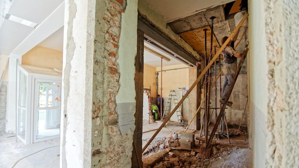hombre subiendo una escalera dentro de la habitación